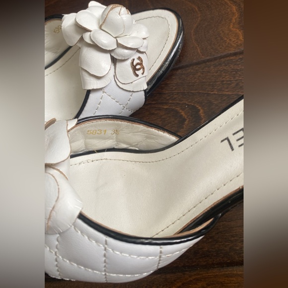 Chanel Black & Ivory Camellia Sandal Heels white flower slide kitten heels sz 35 - Picture 4 of 5